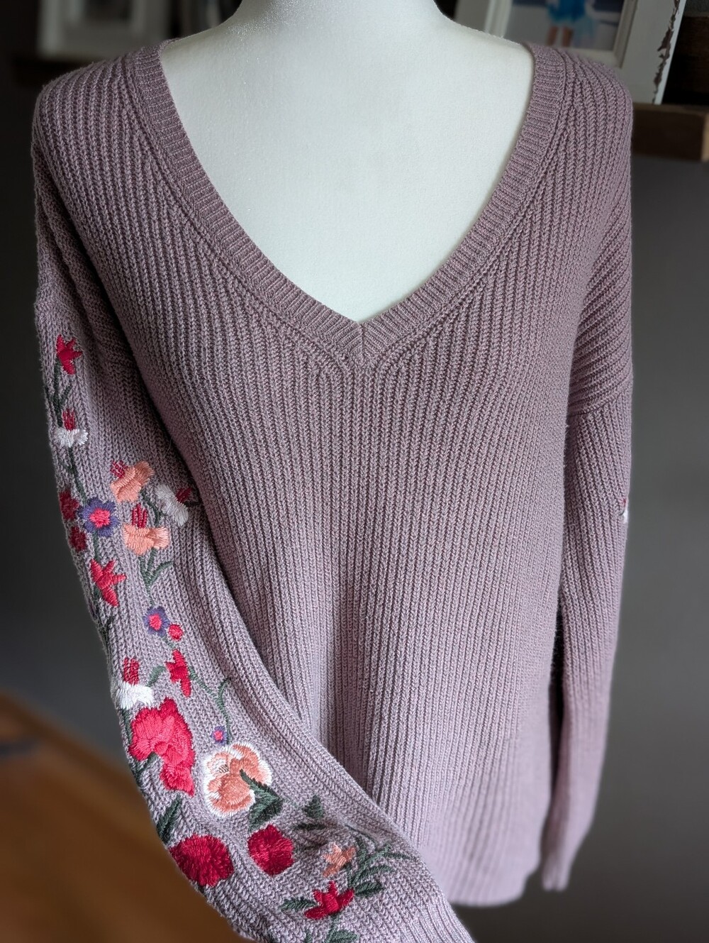 American Eagle M Mauve Ribbed V-Neck Sweater Floral Embroidered Wool Blend Boho
